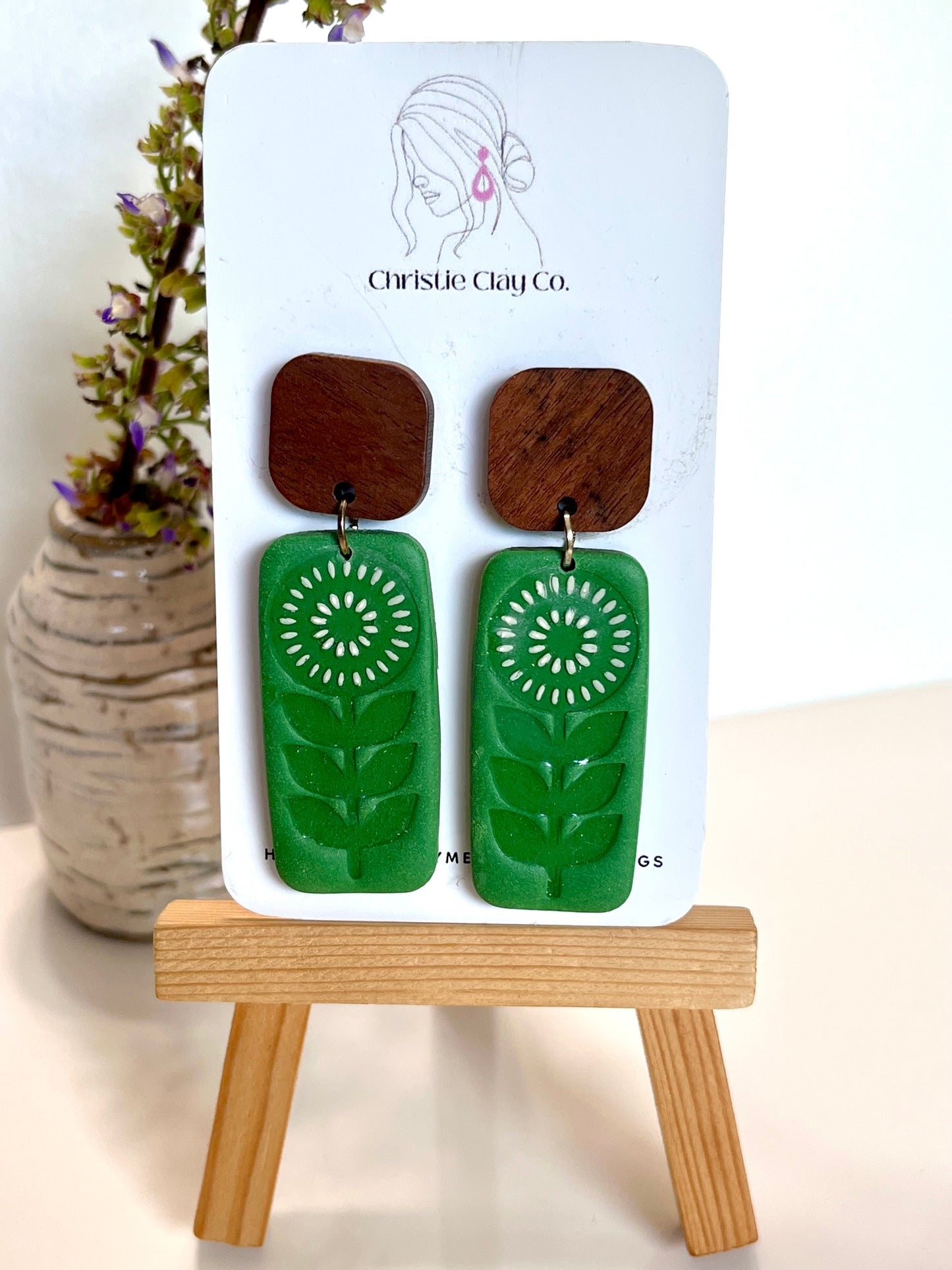 Green floral imprint with wood square finding