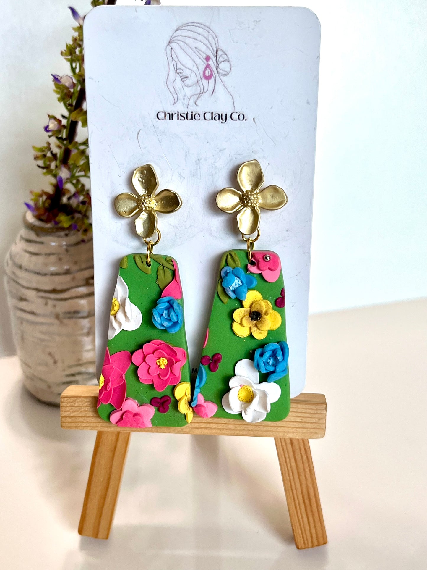 Floral design with gold floral finding