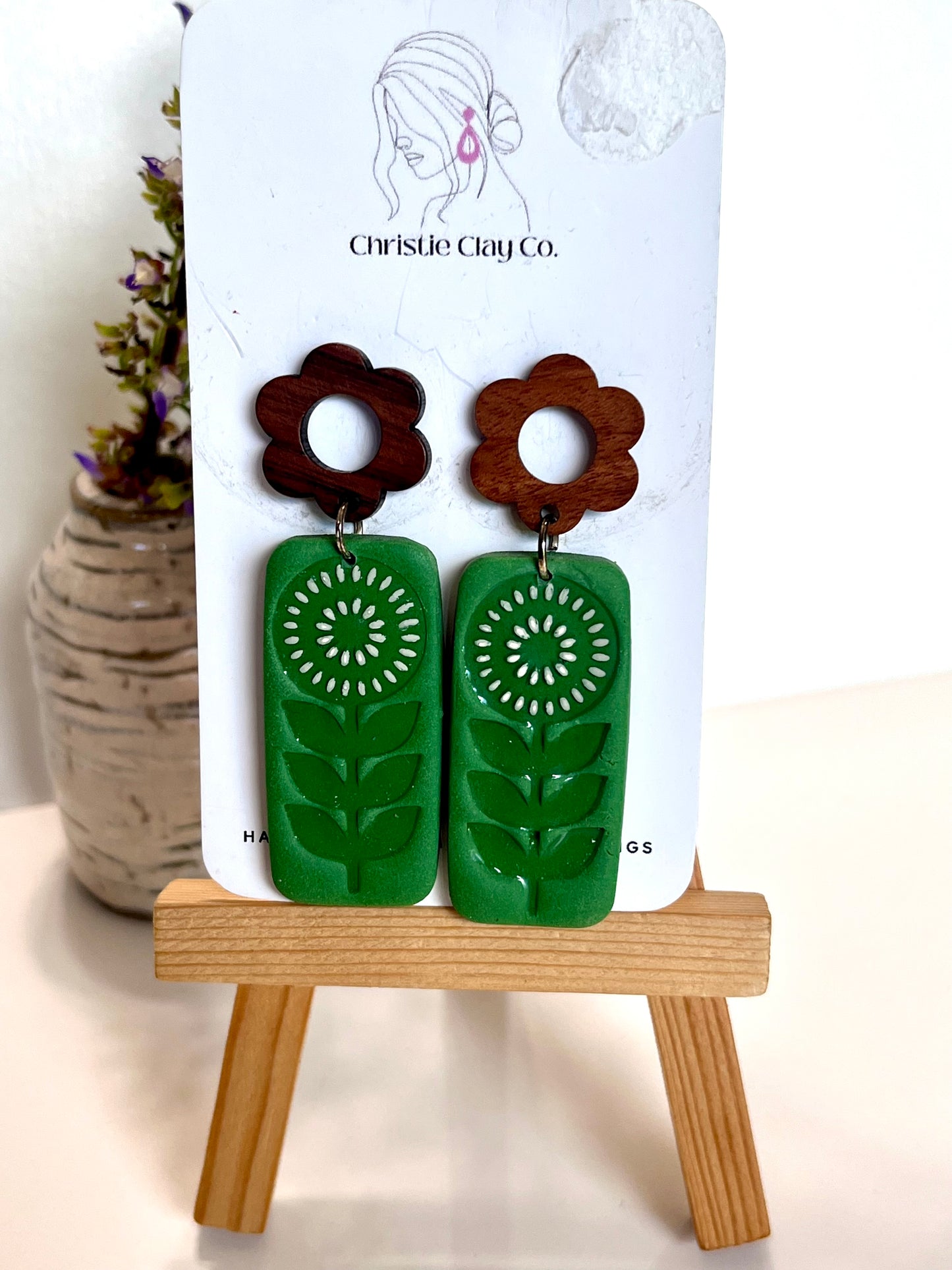 Green floral imprint with wood floral finding