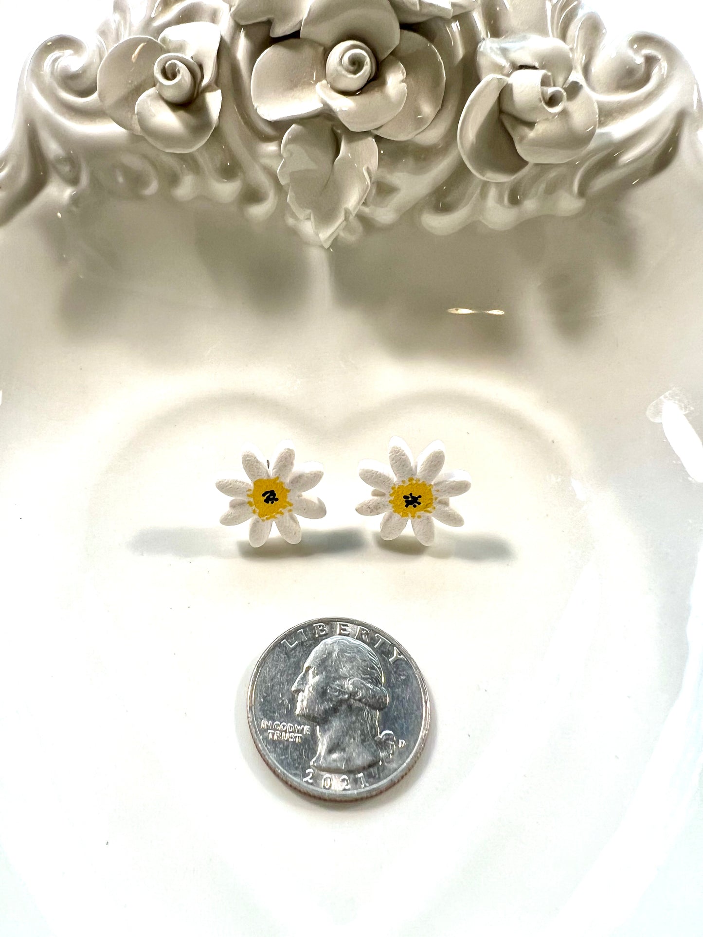 Spring - Daisy studs
