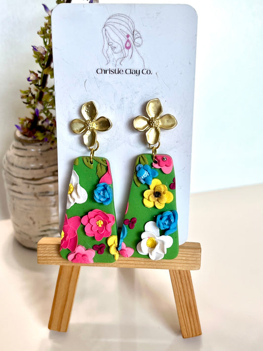 Floral design with gold floral finding