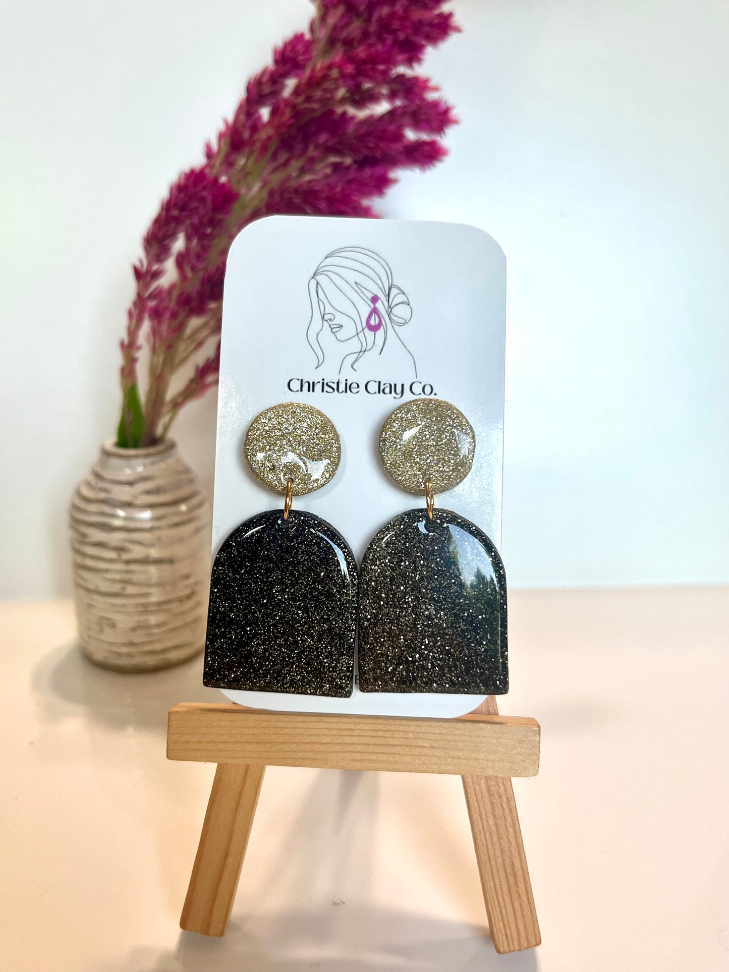 New Year’s Eve-Gold sparkly circle with black drop and gold sparkles