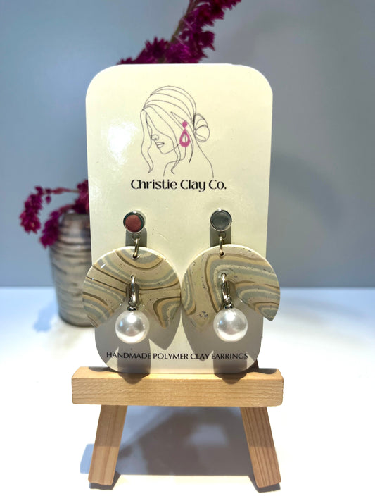 Agate with pearl accent