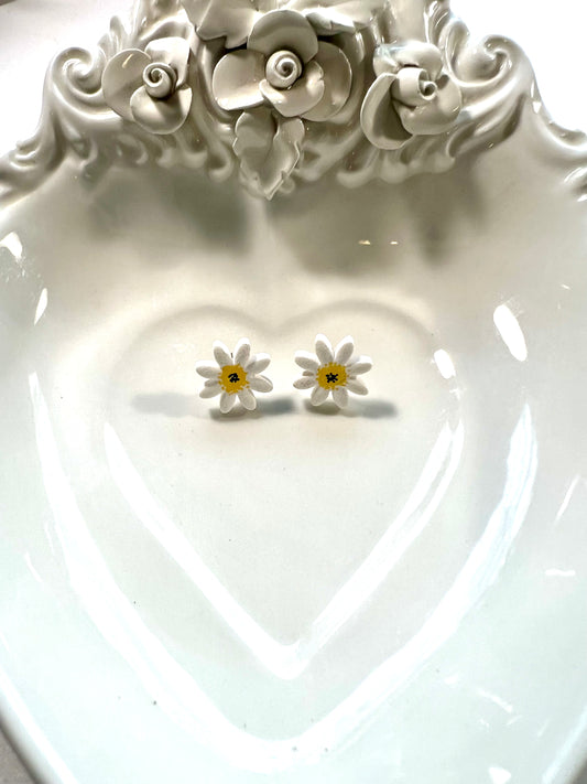 Spring - Daisy studs