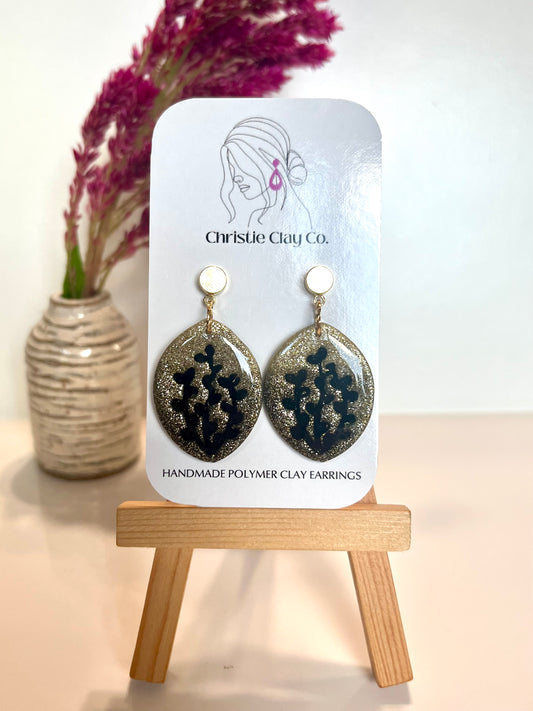 New Year’s Eve-Gold sparkles with black imprint